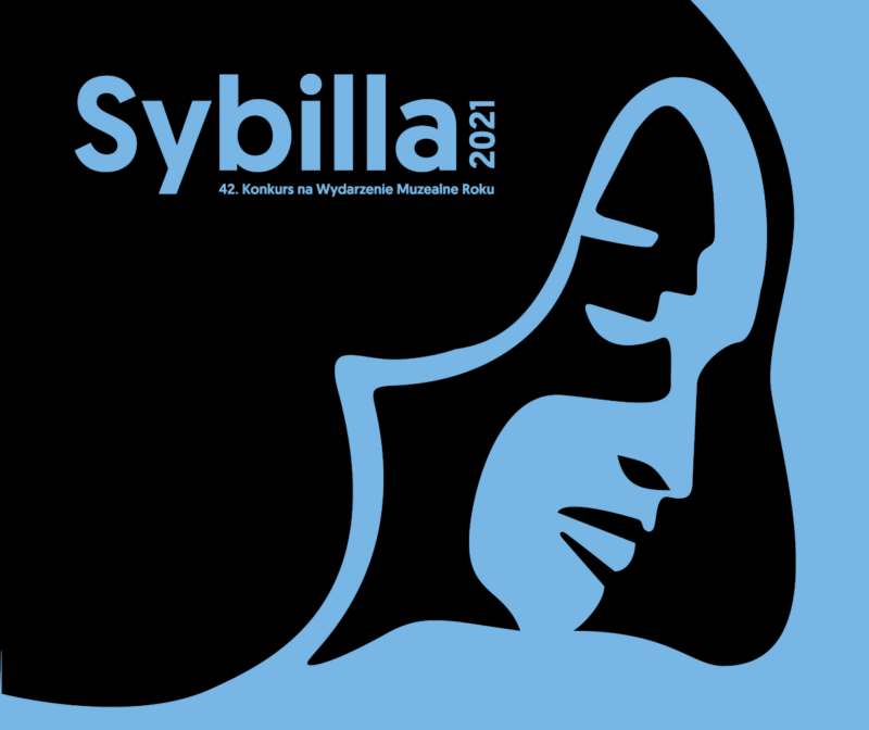 Czarny profil kobiecej twarzy na niebieskim tle. Na czarnych włosach napis Sybilla 2021. 42 konkurs na Wydarzenie Muzealne Roku
